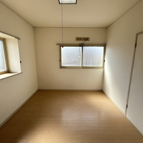 登別市千歳町4丁目5-22戸建の内装|明るい室内です