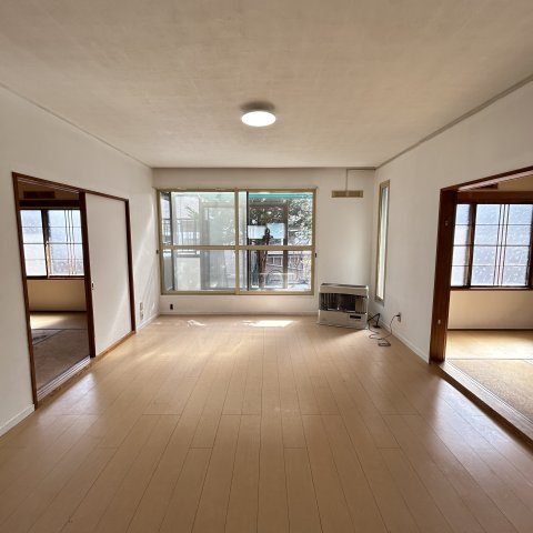 登別市千歳町4丁目5-22戸建の居間・リビング|ゆったり過ごせるリビングです