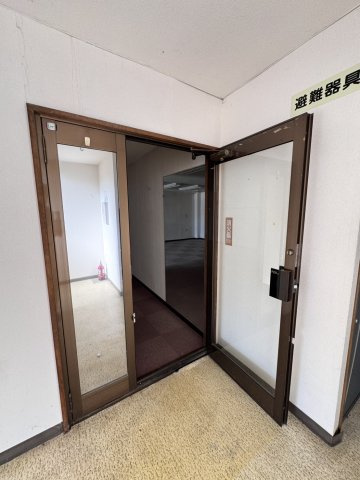サンエスビルのエントランス