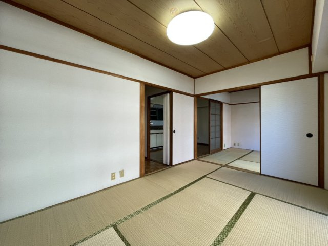 第２鶴丸ハイツの和室|バルコニー側から見た６畳和室の様子です