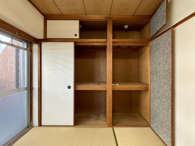 第２鶴丸ハイツの収納|６畳の和室には押入れが備え付けられております