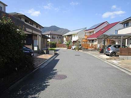 安佐南区伴南１丁目の前面道路含む現地写真