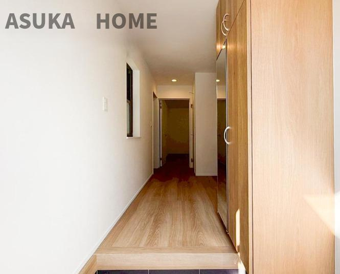 鶴見区上の宮１丁目の玄関|大型のシューズボックスが設置されていますので、ご家族のシューズもすっきり収まりそうですね。