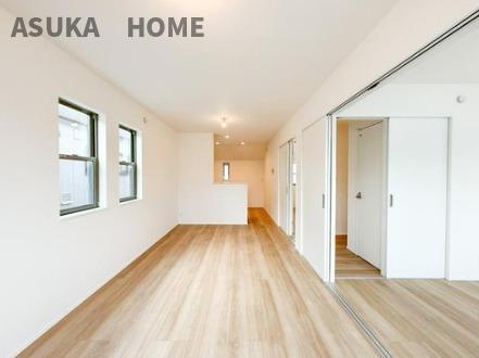 鶴見区上の宮１丁目の居間・リビング|リビング側からキッチンの方を見た様子になります。スッキリとした空間です。