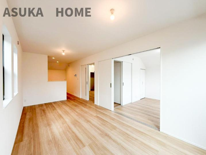 鶴見区上の宮１丁目の居間・リビング|リビングは隣の洋室との扉を解放することで、２０帖近いさらに広々な空間となります。