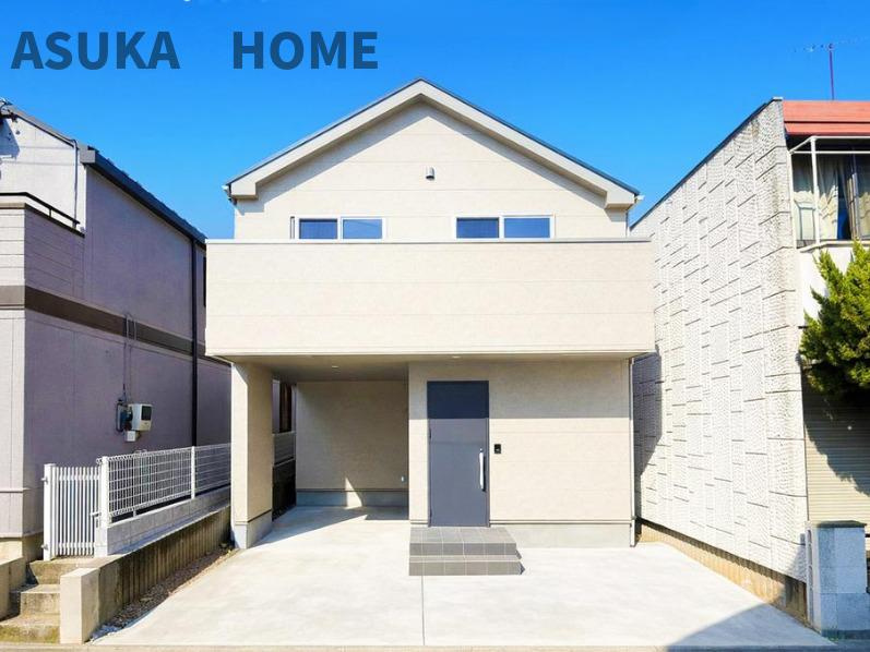 鶴見区上の宮１丁目の外観|クリーム色がキュートな三角屋根の外観です。