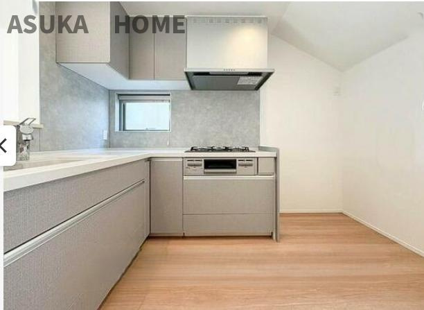 鶴見区上の宮１丁目のキッチン|広いキッチンスペースは、冷蔵庫置き場もあり、使いやすそうなキッチンです。