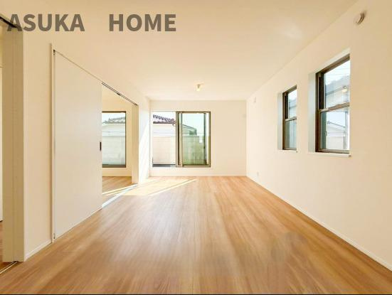 鶴見区上の宮１丁目の居間・リビング|キッチンからリビング方面を見渡した写真になります。ご家族の様子が一目でわかり安心ですね。