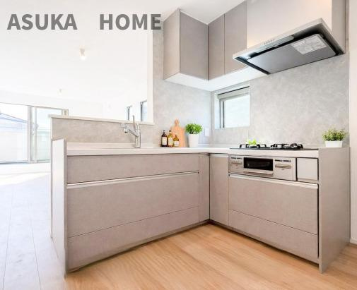 鶴見区上の宮１丁目のキッチン|小窓付きのL型キッチンは、ご家族でのお料理も楽しくできそうですね。