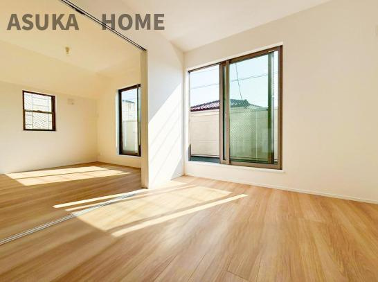 鶴見区上の宮１丁目の居間・リビング|リビング横の洋室の扉を解放するとさらに広いリビング空間となります。