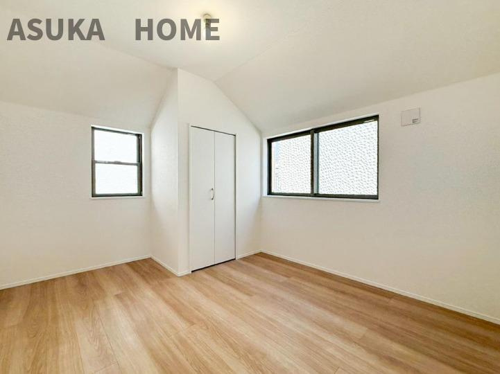 鶴見区上の宮１丁目の洋室|6.3帖の２階の洋室です。２面採光で明るいお部屋になります。