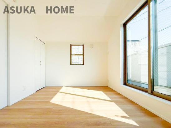 鶴見区上の宮１丁目の洋室|２階５.3帖の洋室です。南向きのため日がサンサンと差し込む空間となっています。