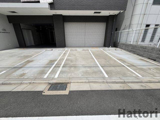 ライブガーデン江坂Ⅷの駐車場