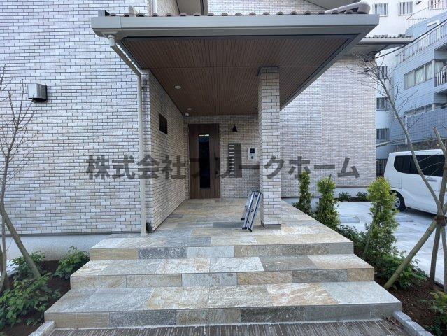 小金井市本町３丁目のアパートのエントランス