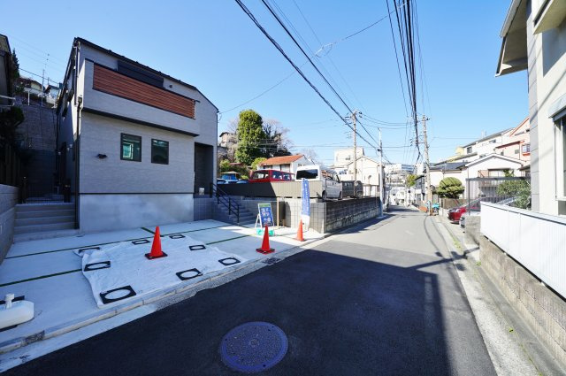 【横浜市保土ケ谷区鎌谷町79-3新築戸建て】★仲介手数料無料★（宮谷小学校・宮田中学校）の前面道路含む現地写真