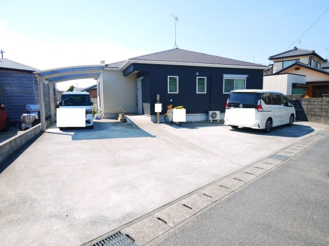 大網白里市南横川　中古戸建の駐車場|令和2年11月築 4LDK平屋 敷地約99坪 駐車5台可能 リビング約17帖 上下水 浴室暖房付