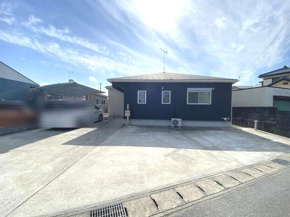 大網白里市南横川　中古戸建の駐車場|令和2年11月築 4LDK平屋 敷地約99坪 駐車5台可能 リビング約17帖 上下水 浴室暖房付