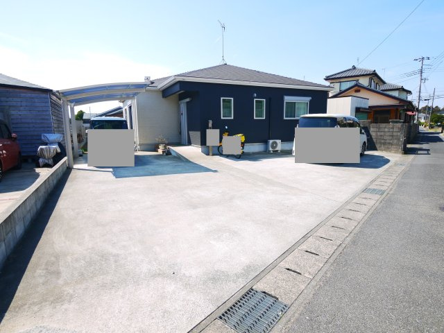 大網白里市南横川　中古戸建の駐車場|令和2年11月築 4LDK平屋 敷地約99坪 駐車5台可能 リビング約17帖 上下水 浴室暖房付