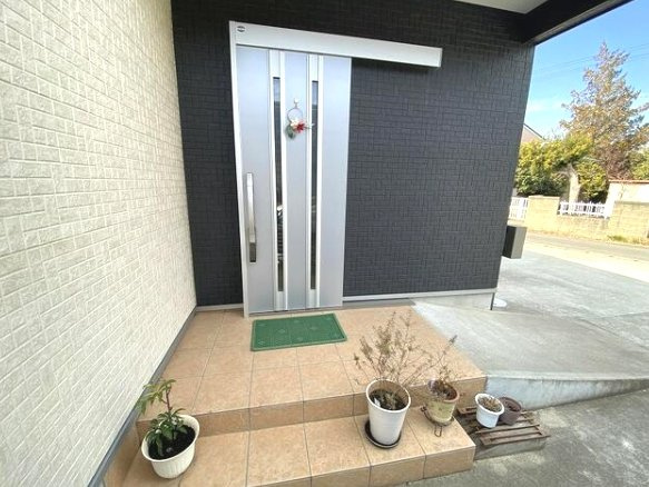大網白里市南横川　中古戸建の玄関|令和2年11月築 4LDK平屋 敷地約99坪 駐車5台可能 リビング約17帖 上下水 浴室暖房付