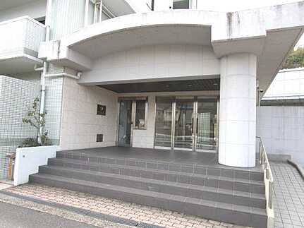 シャルム新駅前のエントランス