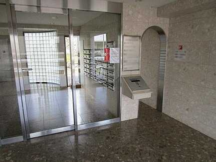 シャルム新駅前のエントランス