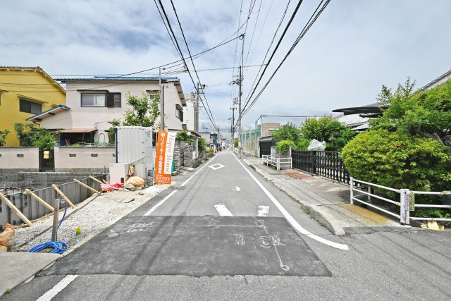 ファーストタウン伊丹市堀池2丁目新築一戸建て｜2SLDK＋駐車1台の前面道路含む現地写真|北東側前面道路、幅員約4.5ｍ