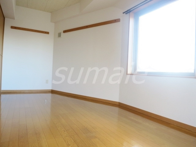 秀華六番館の洋室|フローリングです☆