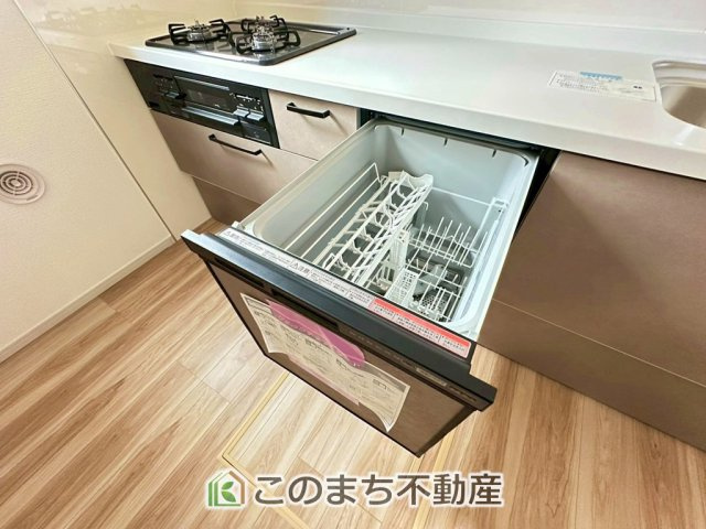 リガーレ宇都宮市双葉5期の設備|あったらいいなの代表的な設備である食洗機。ビルトイン型で、おさまりもよく、使い勝手も良好です。料理をするのは好きだけど、後片付けは苦手な方に重宝します。洗う手間がないので、時間を有効に使えますね。
