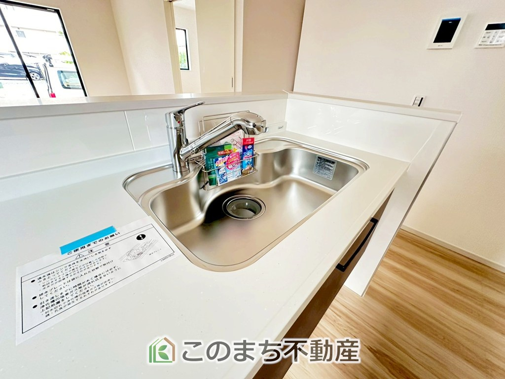 リガーレ宇都宮市双葉5期の設備|ビルトイン型浄水器を内蔵したキッチン水栓。お米を研いだり、野菜を洗ったりするときなど用途に応じてワンタッチで浄水に切り替えが可能です。カートリッジ式なので、フィルターを簡単に交換する事が出来ます。
