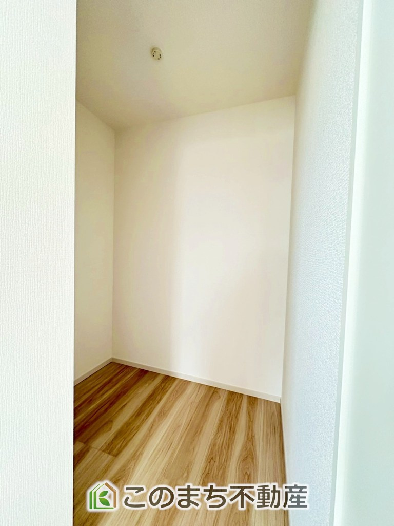 リガーレ宇都宮市双葉5期の収納|オープンタイプのウォークインクローゼットで収納もたっぷり確保しています。大型荷物も収納できて便利ですね！
