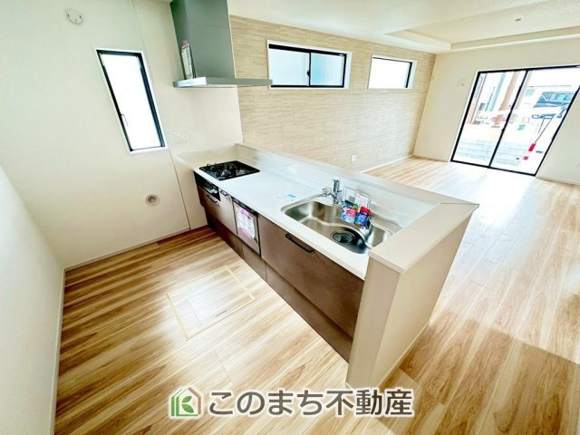 リガーレ宇都宮市双葉5期のキッチン|"お洒落なホワイト天板のペニンシュラキッチンを採用しております。
浄水器内蔵の水栓です♪"
