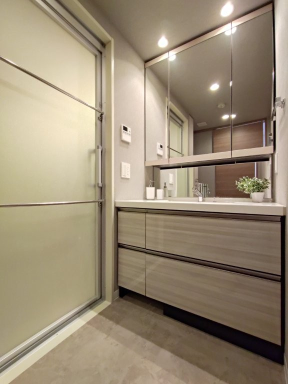 川口パークタワーの独立洗面台|リノベーション工事中のためイメージ写真です(5月上旬完成予定)