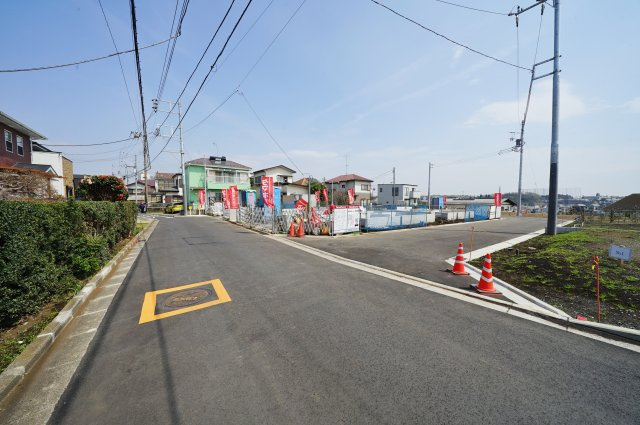 【横浜市旭区市沢町1083-1全3棟新築戸建て】★仲介手数料無料★（市沢小学校・左近山中学校）の前面道路含む現地写真