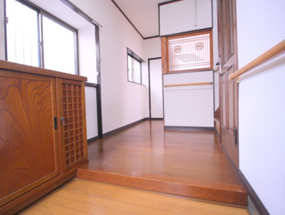 【玄関】 | 伊加賀本町　戸建 | 玄関になります。
収納棚がございますので、スペースを
広くお使い頂けそうですね。