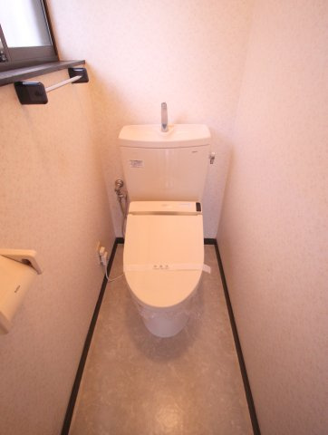 【トイレ】 | 伊加賀本町　戸建 | トイレになります。