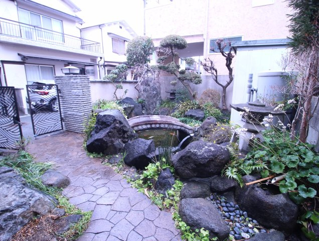 【庭】 | 伊加賀本町　戸建 | 庭になります。
風情があっていいですね♪