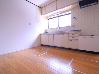 【居間・リビング】 | 伊加賀本町　戸建 | ダイニングキッチンになります。
キッチンが広々としておりますので
お料理がしやすそうですね。
