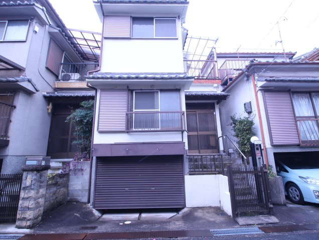 【外観】 | 東藤田町　戸建 | 現地外観写真になります。
※車庫は車種による制限がございます。
　（要確認）