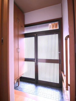 【玄関】 | 東藤田町　戸建 | 玄関になります。
大きい収納棚がございますので
活用頂き、広くお使い頂けそうですね。