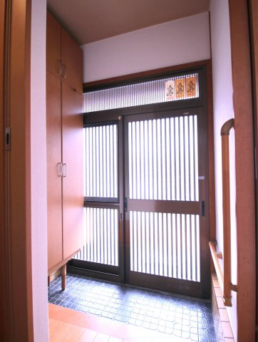 【玄関】 | 東藤田町　戸建 | 玄関になります。
大きい収納棚がございますので
活用頂き、広くお使い頂けそうですね。
