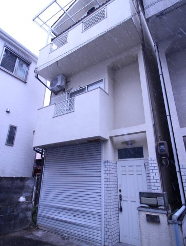 【外観】 | 津田東町2丁目　貸家 | 現地外観写真になります。
インナーガレージがございます。