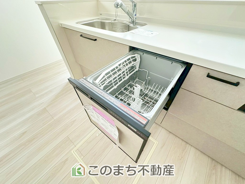 リガーレ宇都宮市双葉5期の設備|あったらいいなの代表的な設備である食洗機。ビルトイン型で、おさまりもよく、使い勝手も良好です。料理をするのは好きだけど、後片付けは苦手な方に重宝します。洗う手間がないので、時間を有効に使えますね。
