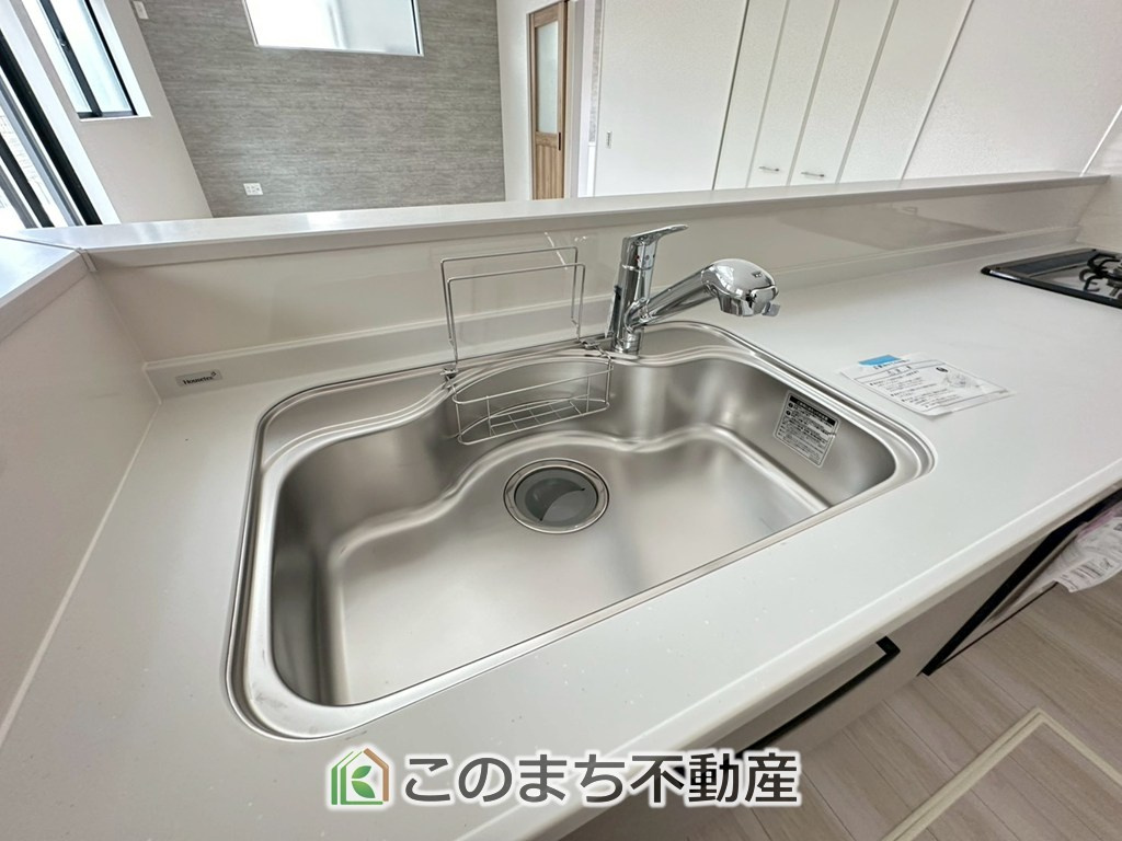 リガーレ宇都宮市双葉5期の設備|ビルトイン型浄水器を内蔵したキッチン水栓。お米を研いだり、野菜を洗ったりするときなど用途に応じてワンタッチで浄水に切り替えが可能です。カートリッジ式なので、フィルターを簡単に交換する事が出来ます。
