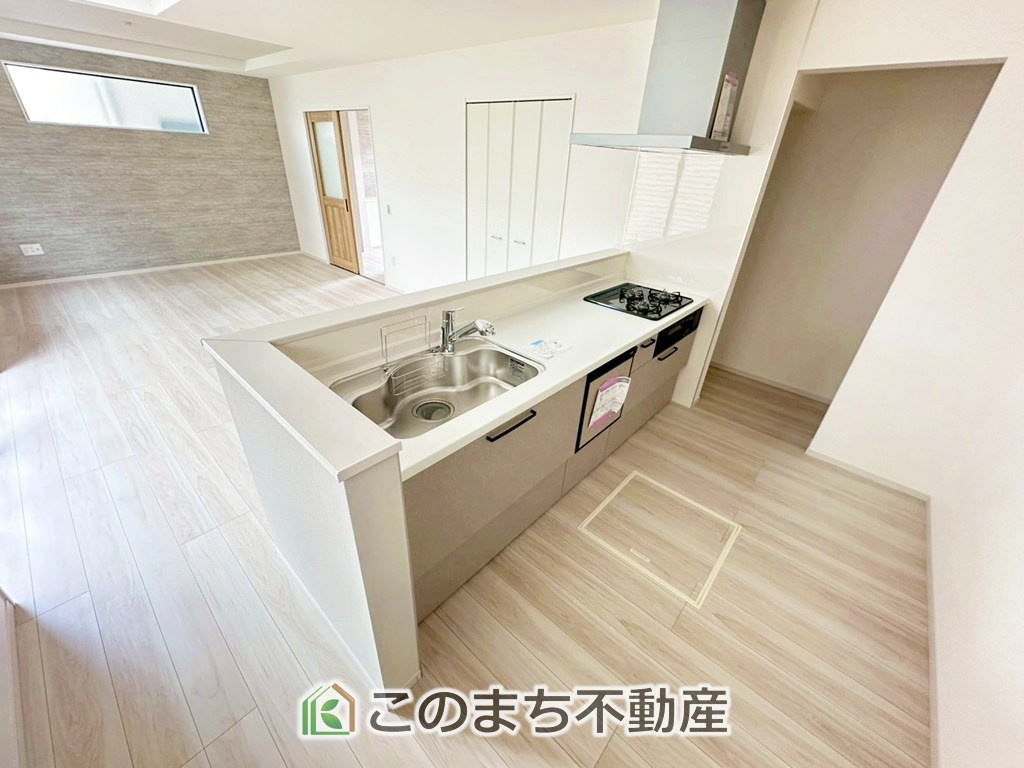 リガーレ宇都宮市双葉5期のキッチン|"お洒落なホワイト天板のペニンシュラキッチンを採用しております。
浄水器内蔵の水栓です♪"
