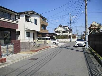 廿日市市桜尾２丁目　中古一戸建ての前面道路含む現地写真