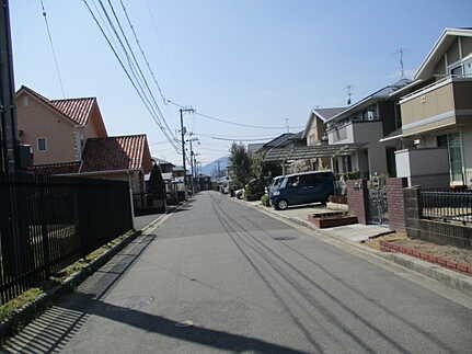 廿日市市桜尾２丁目　中古一戸建ての前面道路含む現地写真