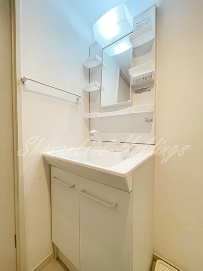 藤沢市鵠沼海岸１丁目の賃貸マンションの洗面所|明るい洗面所です