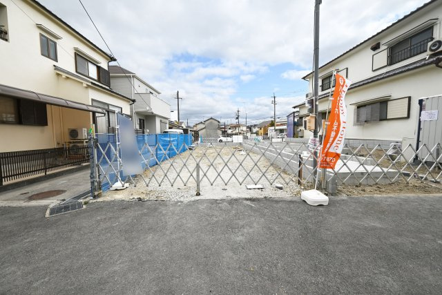 ファーストタウン伊丹市堀池2丁目建築条件無し土地の外観|現地外観正面写真です。
小中学校や買物施設が近く、子育て世代におすすめの立地です。