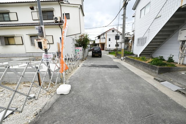 ファーストタウン伊丹市堀池2丁目建築条件無し土地の前面道路含む現地写真|前面道路は西は輪に約4.3幅です。