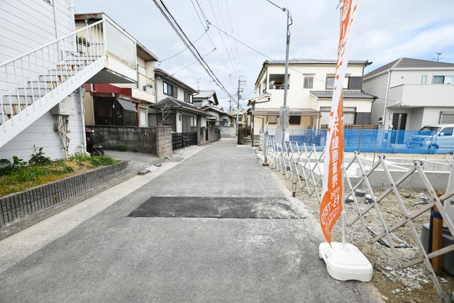 ファーストタウン伊丹市堀池2丁目建築条件無し土地の前面道路含む現地写真|前面道路は西は輪に約4.3幅です。